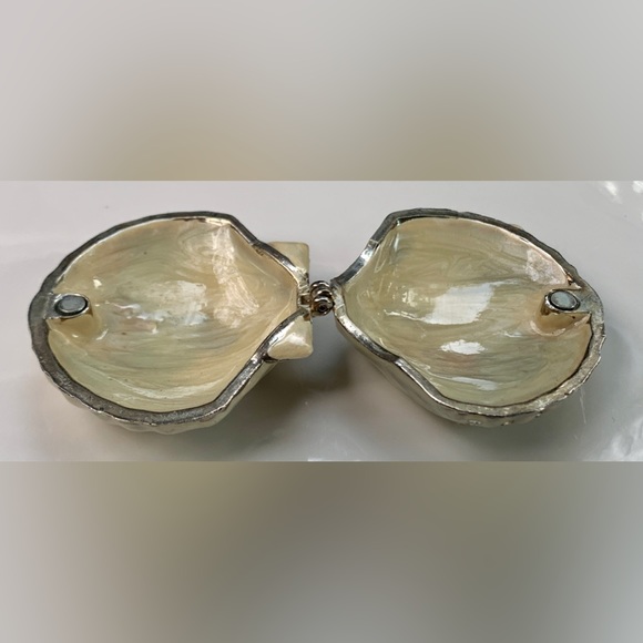 Vintage Footed Pearl Enameled Metal Magnetic Clasp Clamshell Ring Coin Box - Picture 9 of 16
